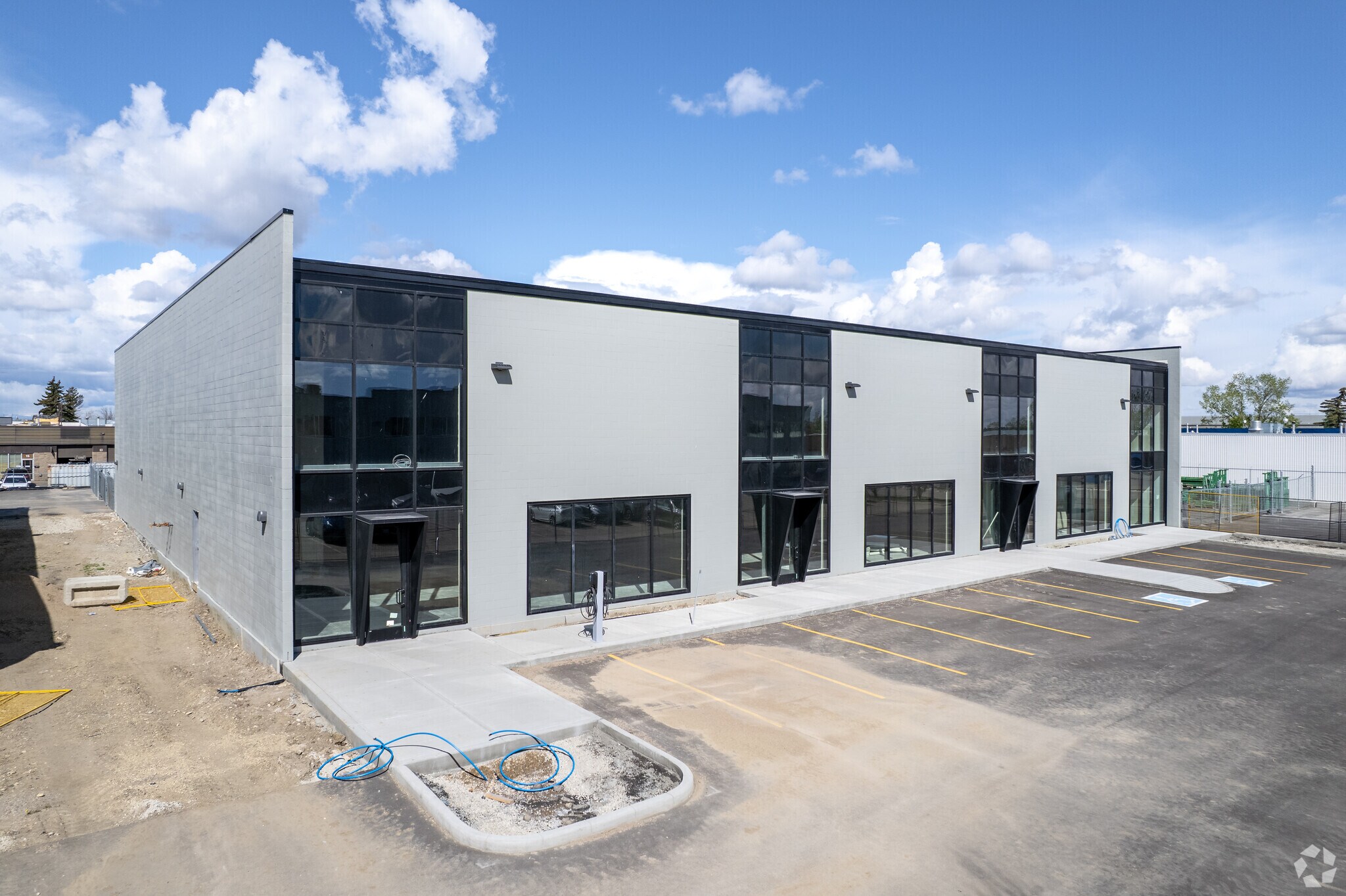 4316 64 Av SE, Calgary, AB for lease Primary Photo- Image 1 of 4