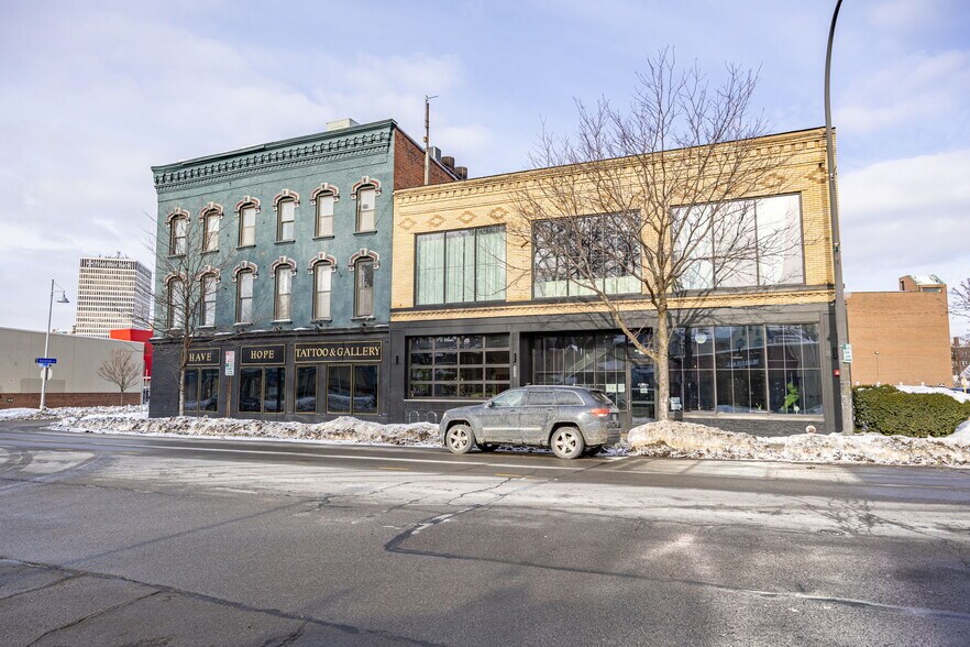 Mint Monroe portefeuille de 2 propriétés à vendre sur LoopNet.ca - Photo du bâtiment - Image 2 de 16