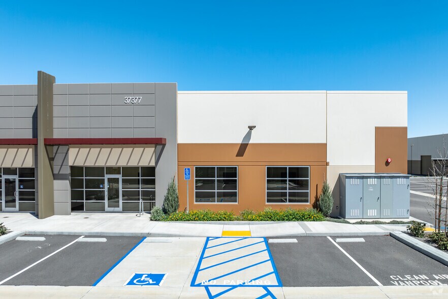 37377 Industry Way, Murrieta, CA à vendre - Photo du bâtiment - Image 2 de 7