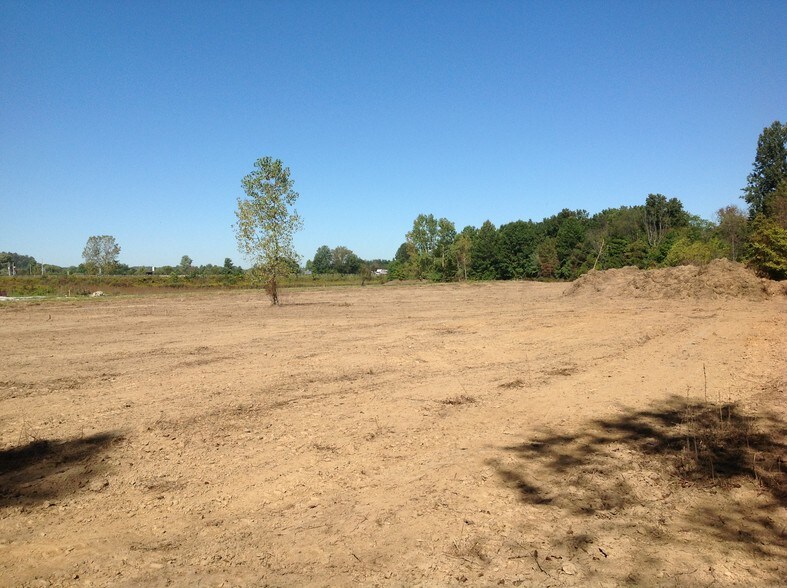 W McCauley Dr, Uhrichsville, OH à vendre - Photo du bâtiment - Image 2 de 4