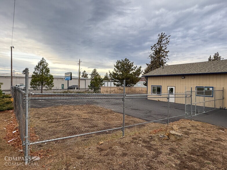 902 SE Textron Dr, Bend, OR à louer - Photo du bâtiment - Image 3 de 10