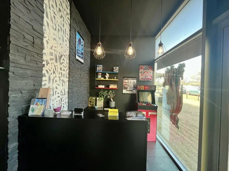 Retail in Saint-Laurent-des-Arbres for lease - Building Photo - Image 3 of 5