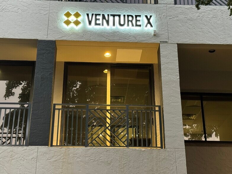 15450 New Barn Rd, Miami Lakes, FL à louer - Photo du bâtiment - Image 2 de 24