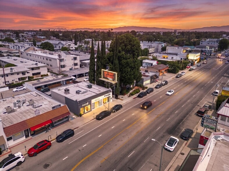 4325-4327 Woodman Ave, Sherman Oaks, CA for lease - Building Photo - Image 3 of 8