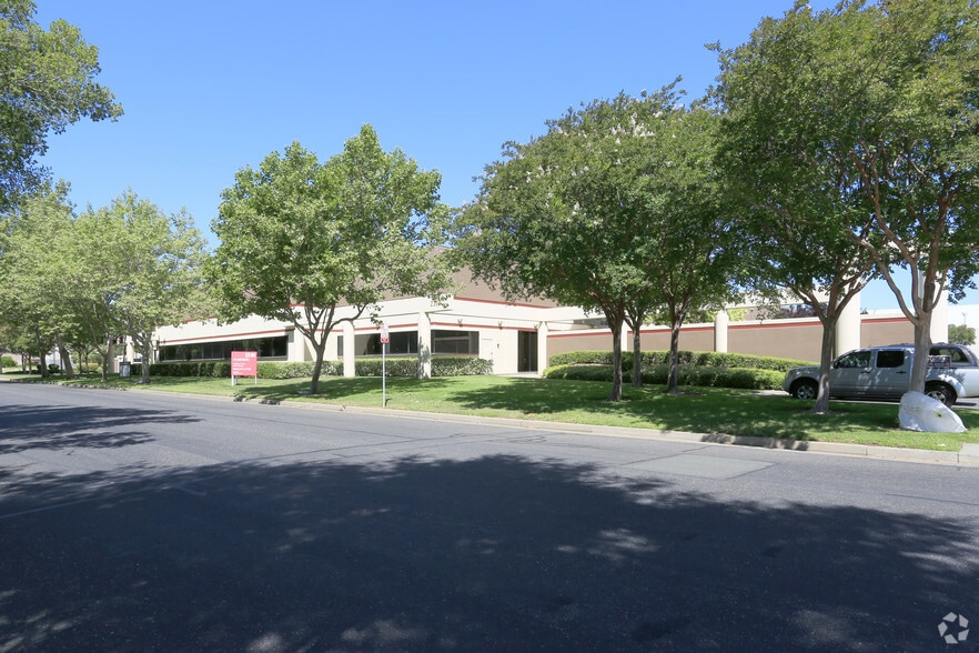 2350 S Watney Way, Fairfield, CA à louer - Photo principale - Image 1 de 11