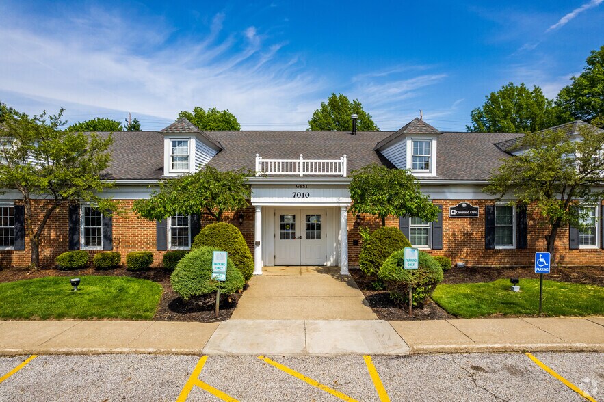 7010 Engle Rd, Middleburg Heights, OH à louer - Photo du bâtiment - Image 3 de 16