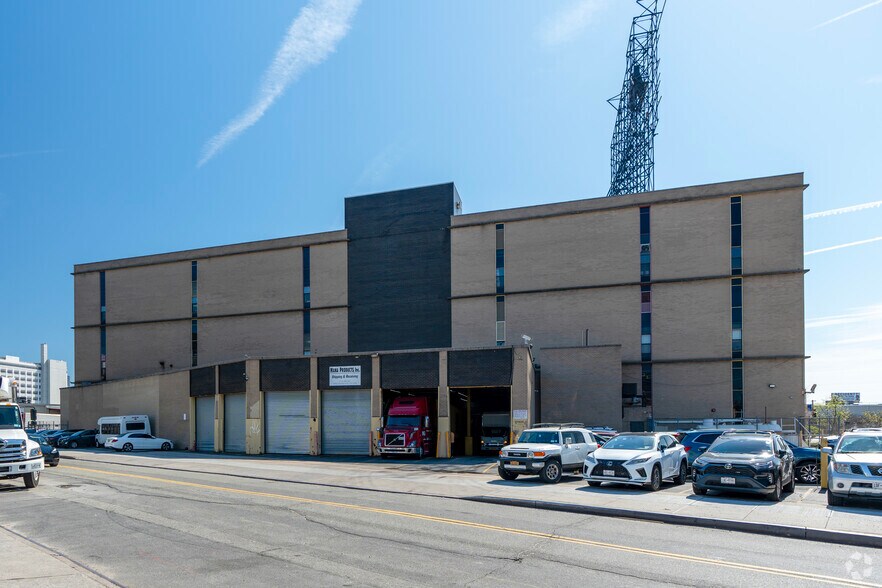 27-11 49th Ave, Long Island City, NY à louer - Photo du bâtiment - Image 3 de 7
