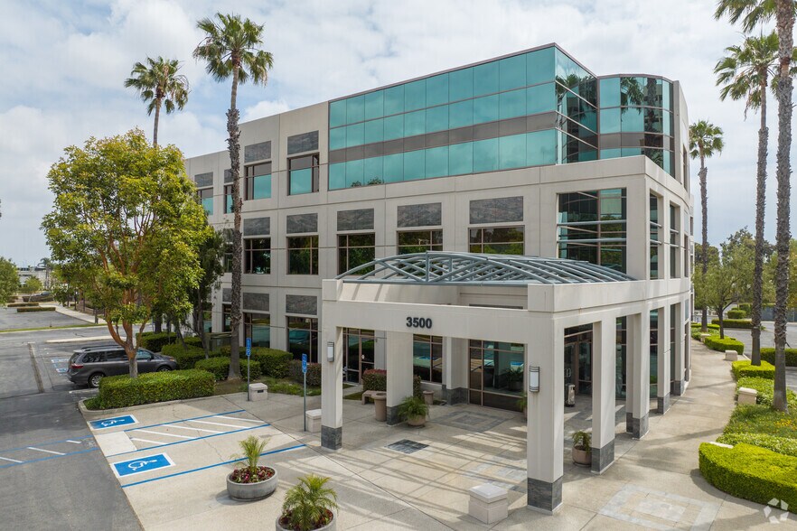 3500 Porsche Way, Ontario, CA à louer - Photo du bâtiment - Image 1 de 6
