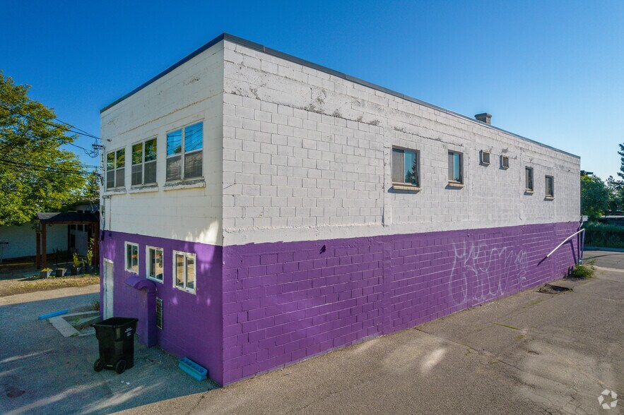 2613 14th St SW, Calgary, AB à vendre - Photo du bâtiment - Image 2 de 4