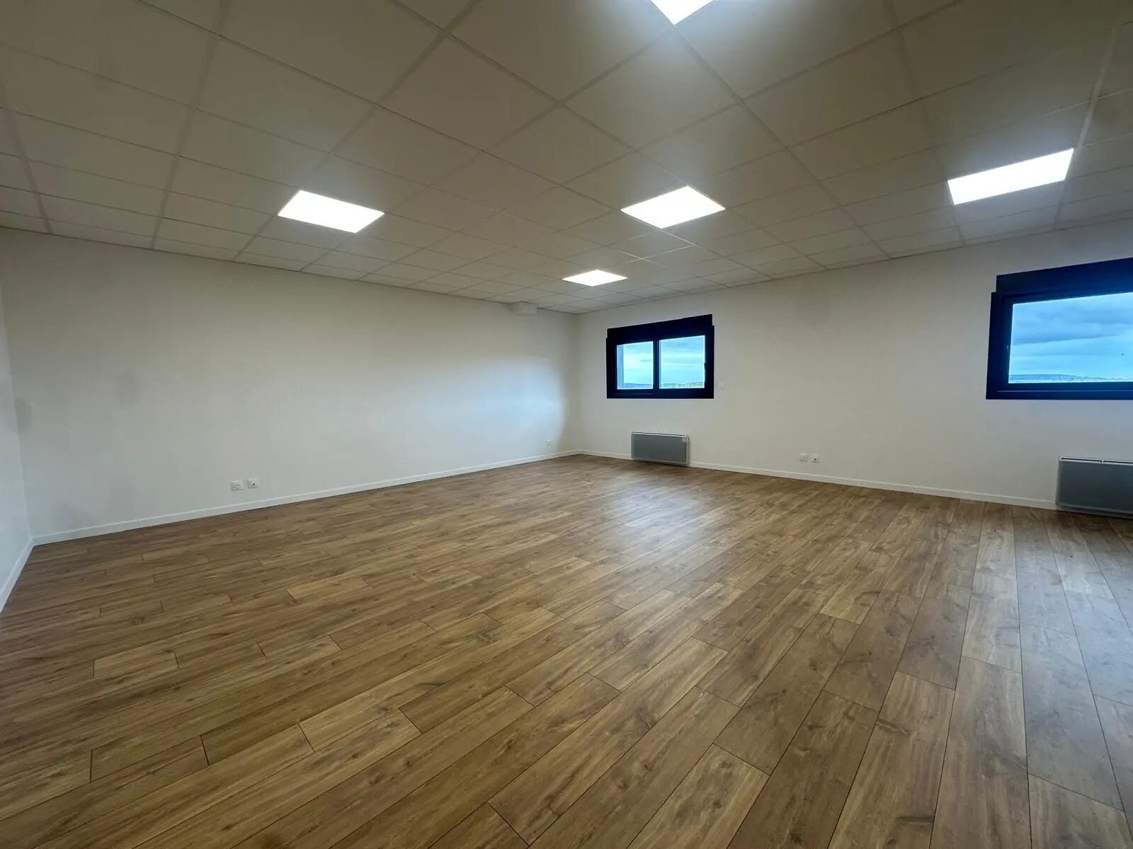 Flex in Hérouville-en-Vexin for lease Interior Photo- Image 1 of 13