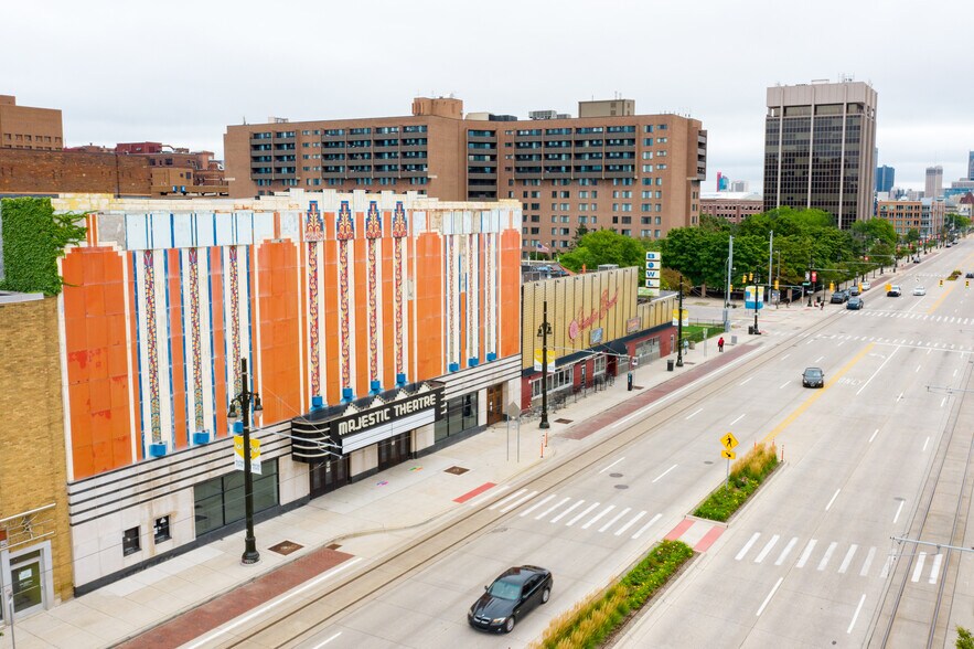 Majestic Complex portefeuille de 3 propriétés à vendre sur LoopNet.ca - Photo du bâtiment - Image 2 de 11