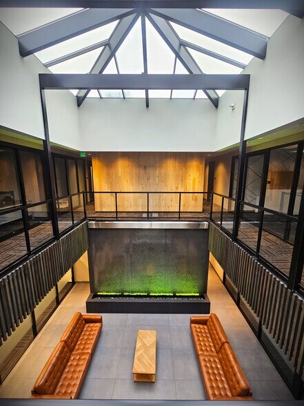 8405 165th Ave NE, Redmond, WA à louer - Photo du bâtiment - Image 2 de 8