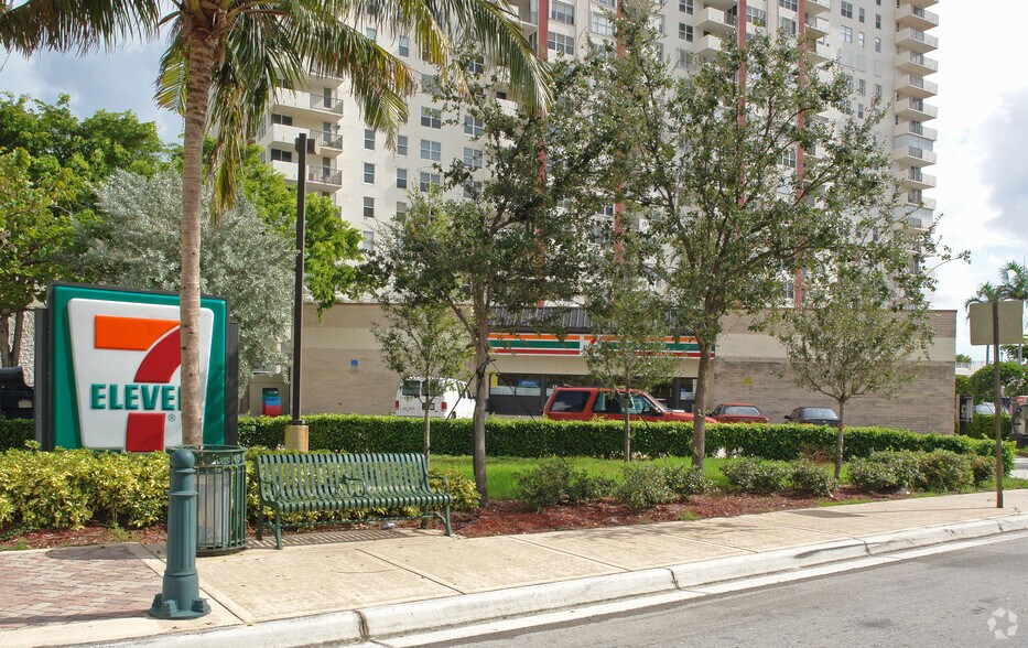 3301 NE 30th St, Fort Lauderdale, FL à louer - Photo du bâtiment - Image 2 de 5