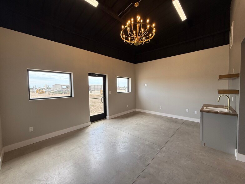 405 E Interstate 20, Big Spring, TX à louer - Photo du bâtiment - Image 3 de 23