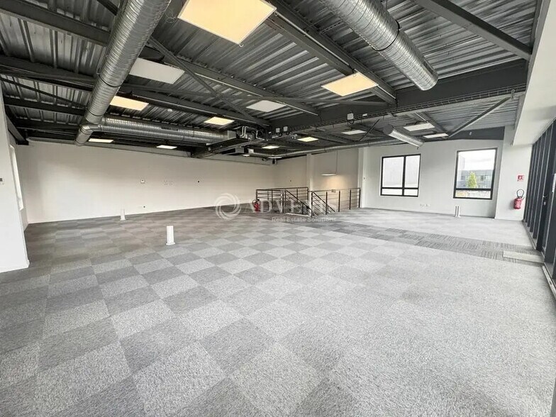 Industrial in Collégien for lease - Building Photo - Image 3 of 9