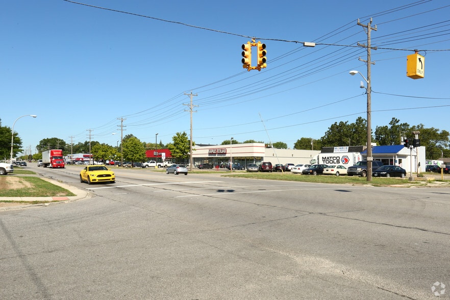 23236-23300 Van Born Rd, Dearborn Heights, MI for lease - Building Photo - Image 2 of 5