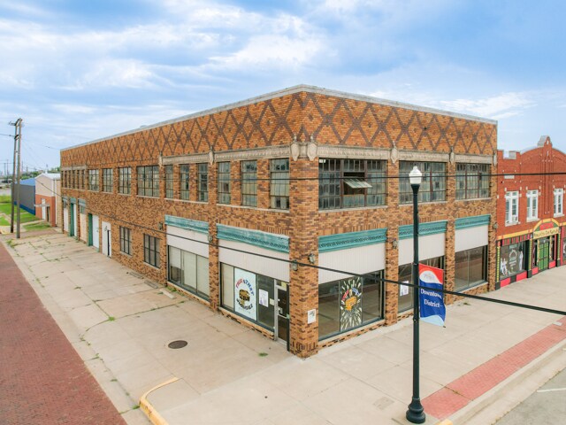 200 W Grand Ave, Ponca City, OK à vendre - Photo du bâtiment - Image 2 de 27