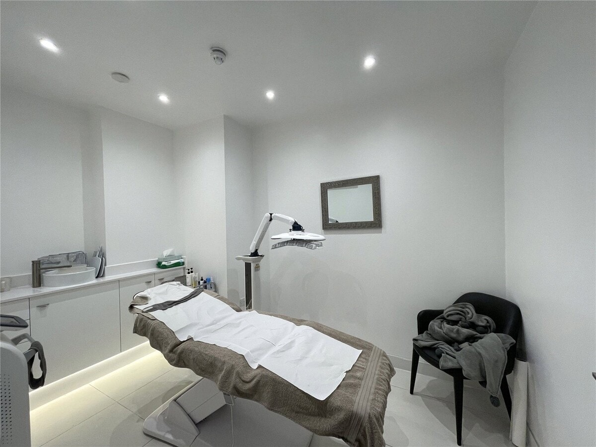 73 Victoria Av, Southend-On-Sea, ESS SS2 6FP - Unit 3 - - Interior Photo - Image 2 of 4