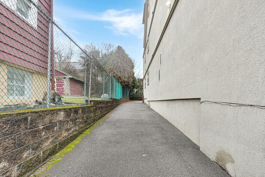 1086 Forest Ave, Staten Island, NY à louer - Photo du bâtiment - Image 3 de 27