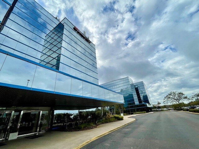 13577 Feather Sound Dr, Clearwater, FL à louer - Photo du bâtiment - Image 2 de 19