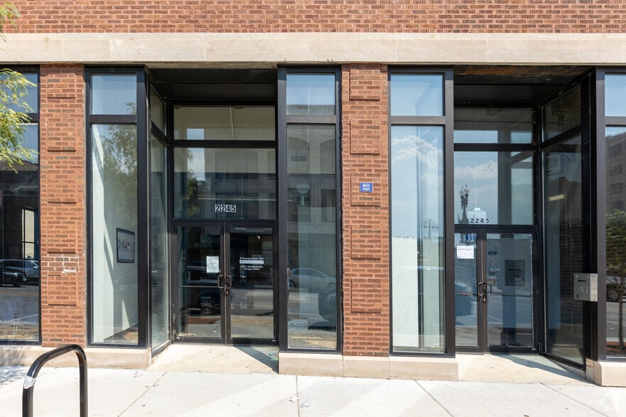 2241-2245 S Michigan Ave, Chicago, IL à louer - Photo du bâtiment - Image 2 de 3