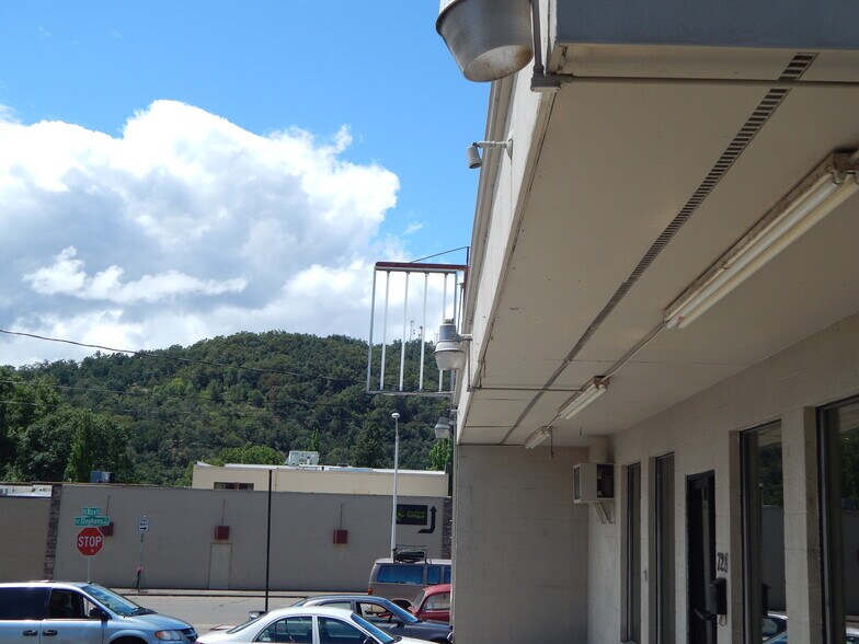 728 SE Rice Ave, Roseburg, OR à vendre - Photo du bâtiment - Image 3 de 16