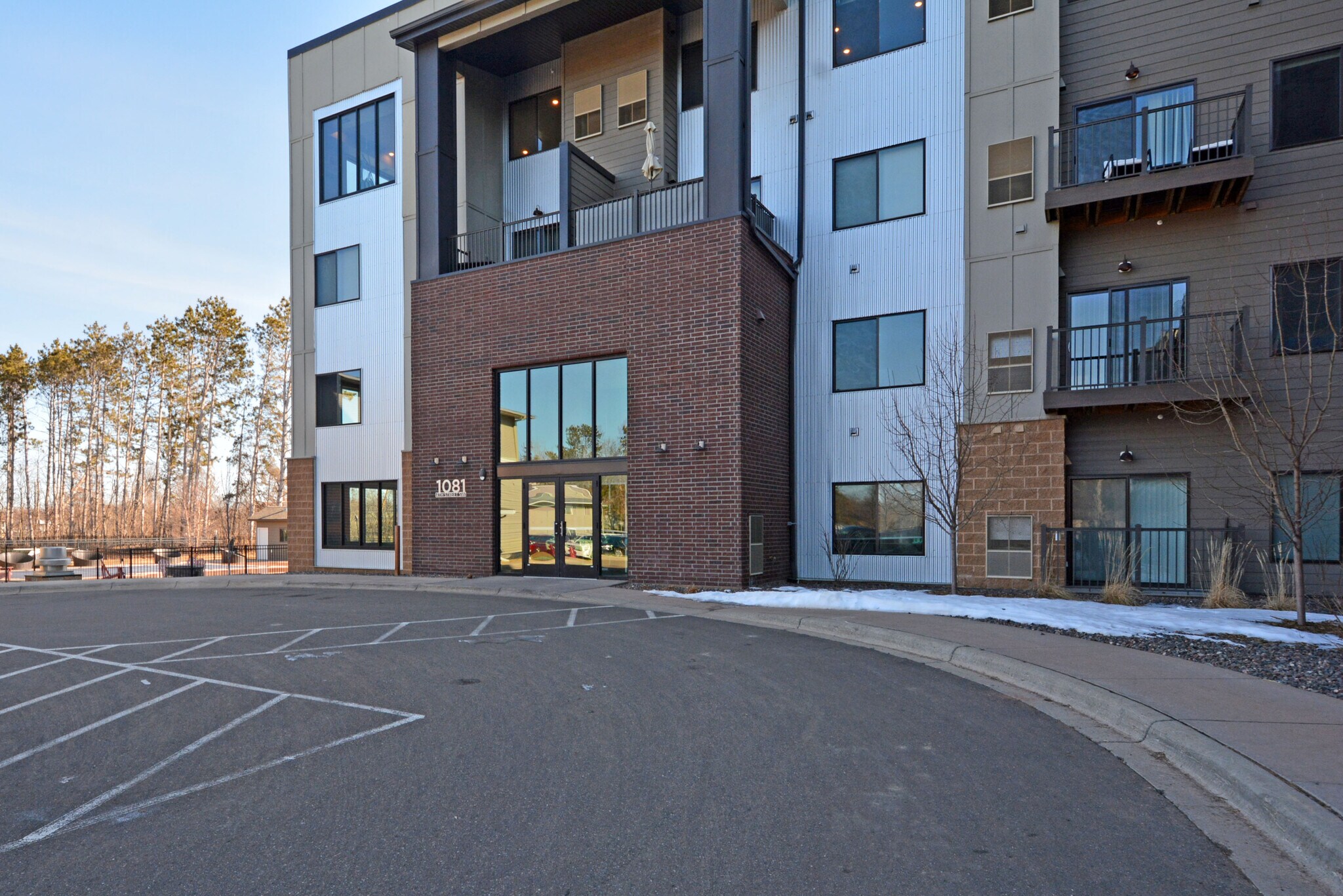 1081 SW Fourth St, Forest Lake, MN à louer Photo intérieure- Image 1 de 36