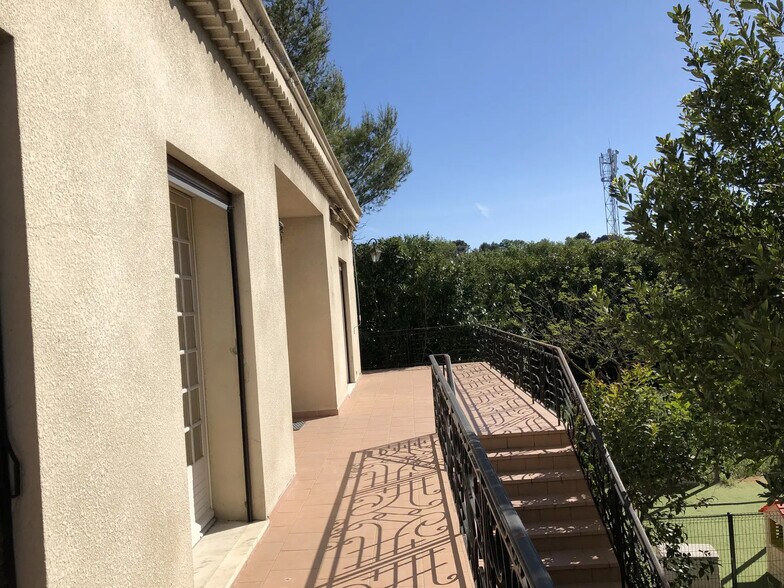Bureau dans Aubagne à louer - Photo du bâtiment - Image 1 de 6