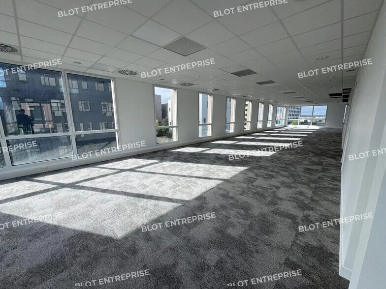 Bureau dans Saint-Jacques-de-la-Lande à louer - Photo du bâtiment - Image 2 de 12