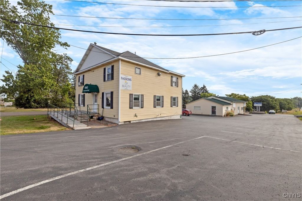  dans Brewerton, NY à vendre Photo du bâtiment- Image 1 de 1