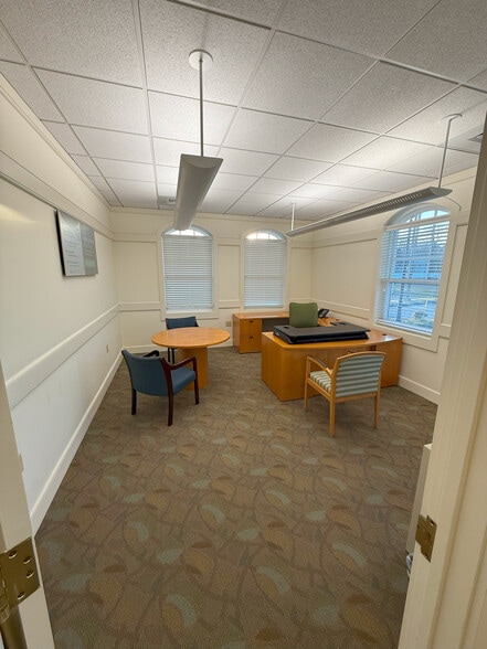 61 N Main St, Branford, CT à louer - Photo du bâtiment - Image 3 de 14