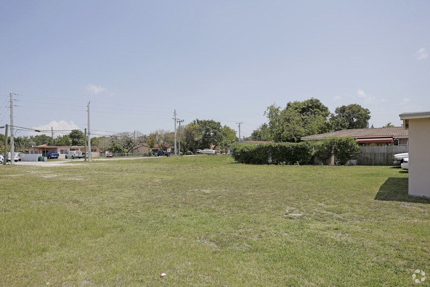 7610 W Flagler St, Miami, FL for lease - Building Photo - Image 3 of 17