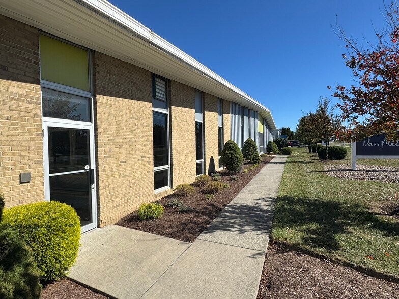 400 Battaile Dr, Winchester, VA à louer - Photo du bâtiment - Image 3 de 11