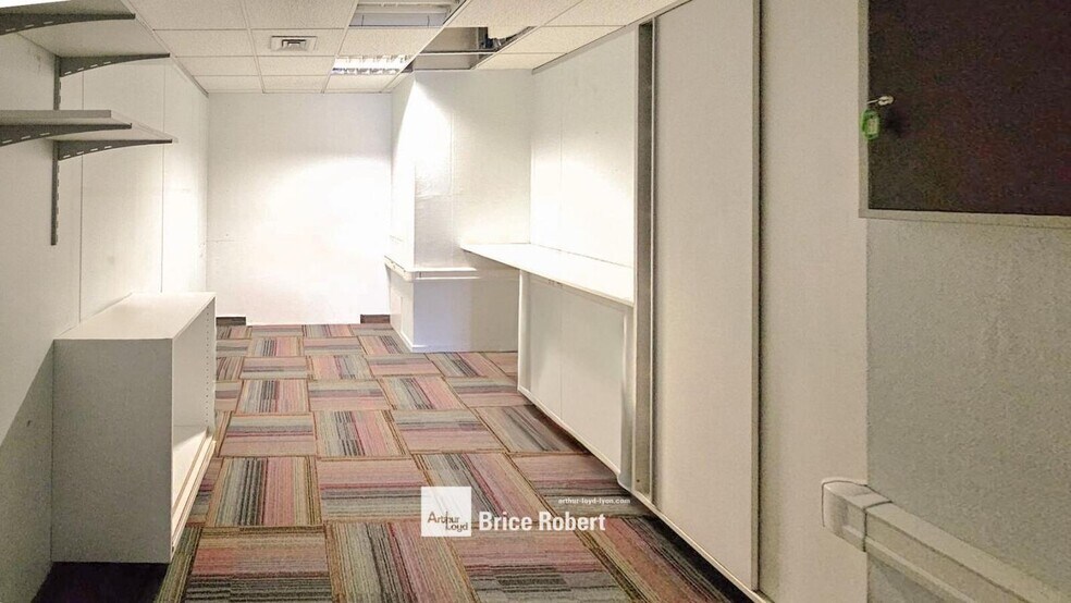 31 Cours Emile Zola, Villeurbanne for sale - Interior Photo - Image 2 of 6