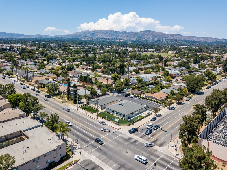 16605 Devonshire St, Granada Hills, CA à louer - Photo du bâtiment - Image 3 de 5