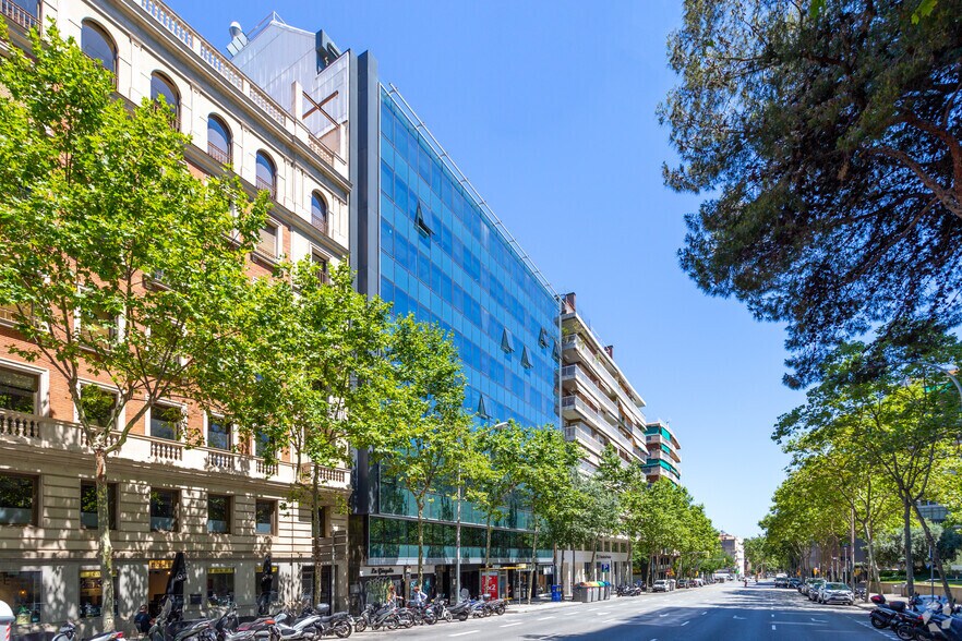 Office in Barcelona, Barcelona for lease - Building Photo - Image 3 of 3
