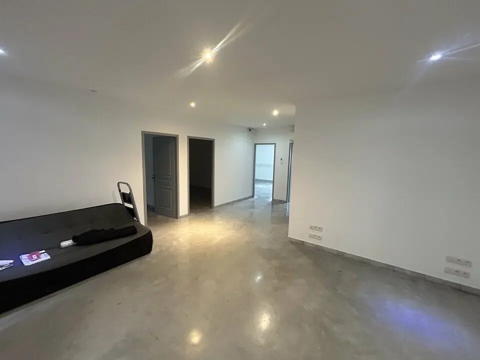 Office in Vedène for lease Building Photo- Image 1 of 7