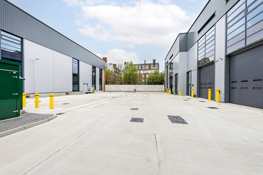 146-156 Brixton Hl, London for lease - Building Photo - Image 3 of 8