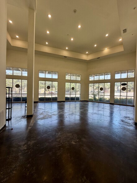 3230 Hillcrest Dr, Balcones Heights, TX à louer - Photo du bâtiment - Image 3 de 10