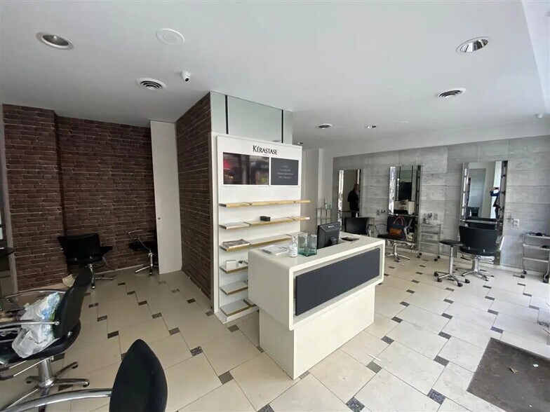 Retail in Paris for lease - Building Photo - Image 2 of 5