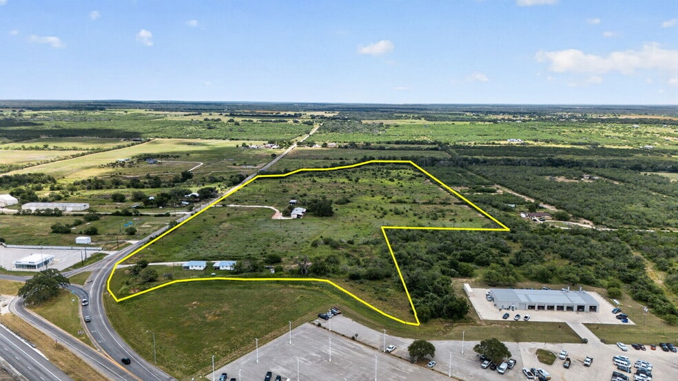 180 County Road 777, Devine, TX à vendre - Photo du bâtiment - Image 3 de 23