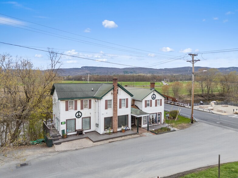 1 Water St, New Paltz, NY à vendre - Photo du bâtiment - Image 2 de 34