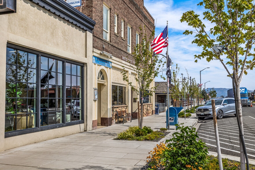 305 E 1st St, Cle Elum, WA for sale - Primary Photo - Image 1 of 24