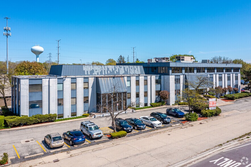 11-21 N Skokie Hwy, Lake Bluff, IL à louer - Photo du bâtiment - Image 2 de 10