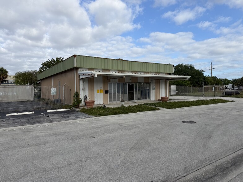 5511 NW 22nd Ave, Fort Lauderdale, FL for lease - Primary Photo - Image 1 of 6