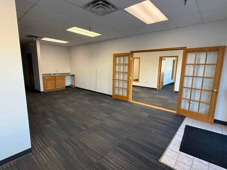 2037 Grand Ave, West Des Moines, IA à louer - Photo du bâtiment - Image 3 de 10