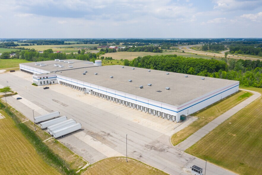 1701 Technical Dr, Saint Johns, MI à louer - Photo du bâtiment - Image 3 de 19