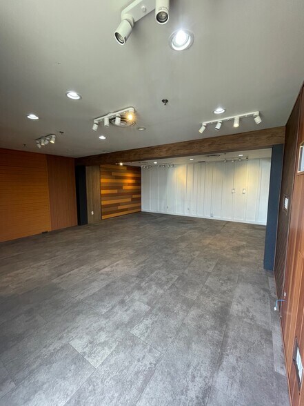 14507-14535 112th Ave NW, Edmonton, AB à louer - Photo du bâtiment - Image 2 de 9