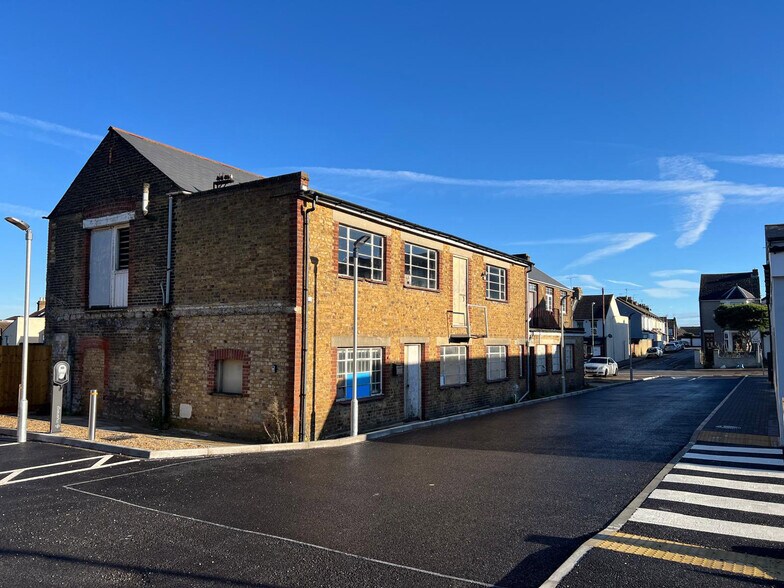40-42 Napier Rd, Gillingham à vendre - Photo du bâtiment - Image 2 de 2