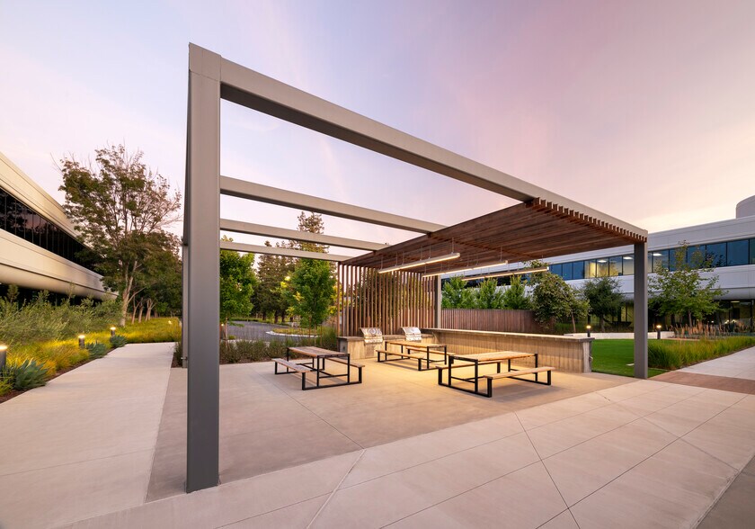 178 E Tasman Dr, San Jose, CA à louer - Photo du bâtiment - Image 2 de 5